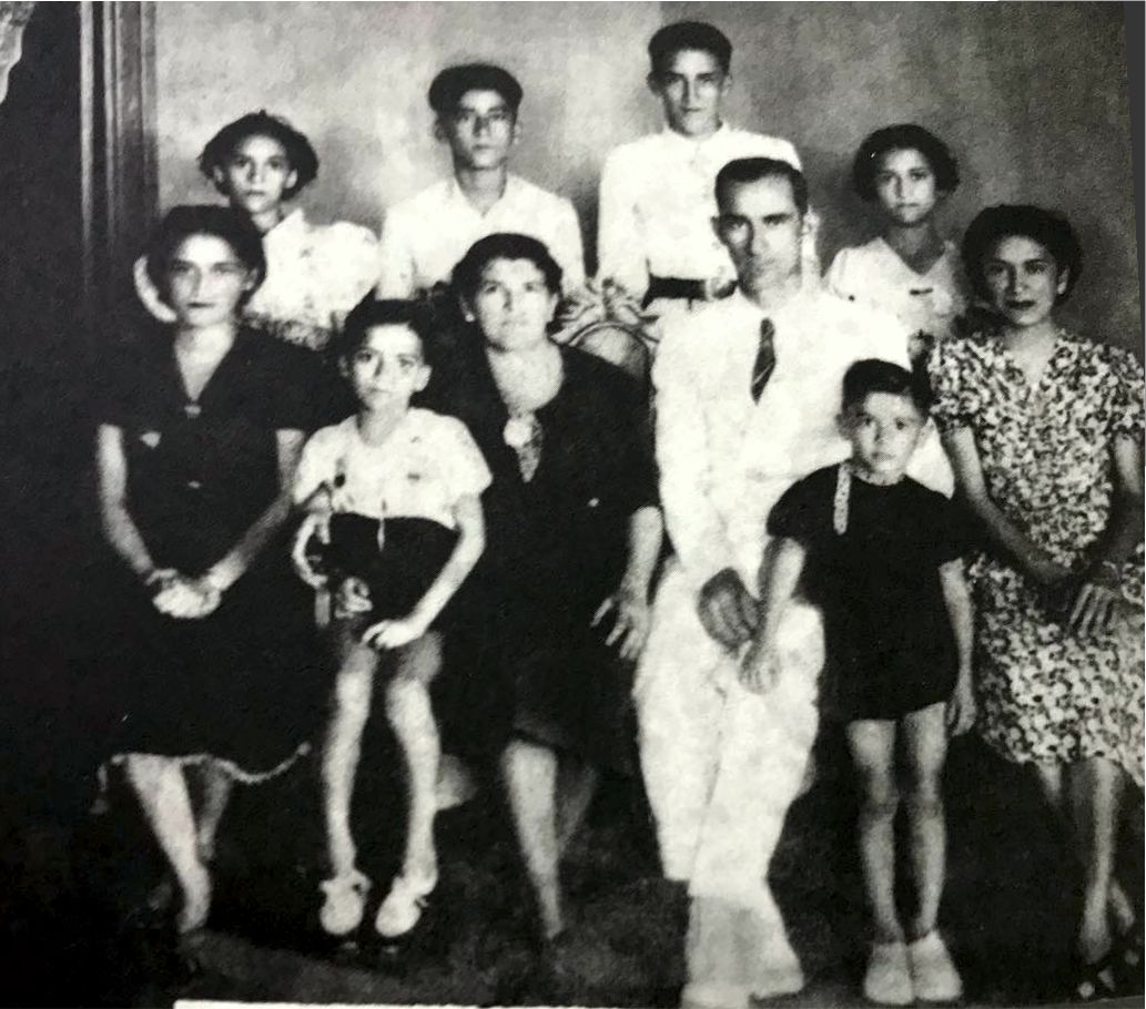 Tiveram pelo menos oito filhos (quatro homens e quatro mulheres), incluindo o comediante Renato Aragão, quase no colo do pai